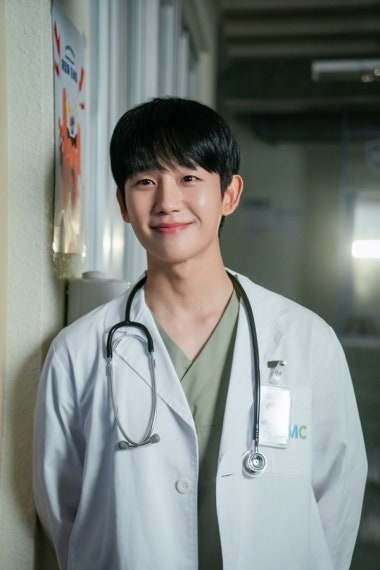 Jung Hae-in Reveals His Latest in New York! Is He Really 38?