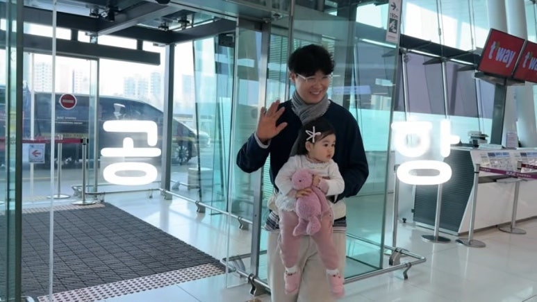 ✈️ 박수홍, 비행기 1시간 지연 논란 후 조용히 귀국…사과 뒤 홈쇼핑으로 활동 재개