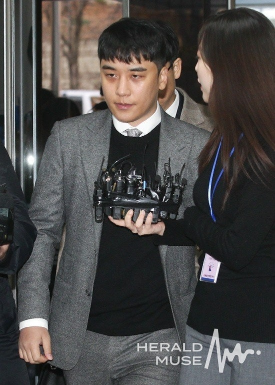 승리 ,“술병 들었지만 위협 목적 아냐”강남 식당서 특수폭행 혐의…