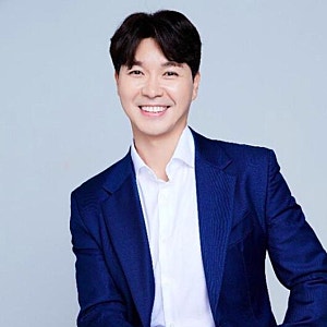 박수홍, 비행기 지연 논란 후 첫 공식 행보…괌 귀국 뒤 홈쇼핑 생방송 복귀