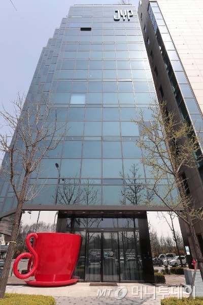박진영 JYP, 777억 들인 신사옥 결국 흔들…발목 잡은 땅 하나 정체가 뭐길래