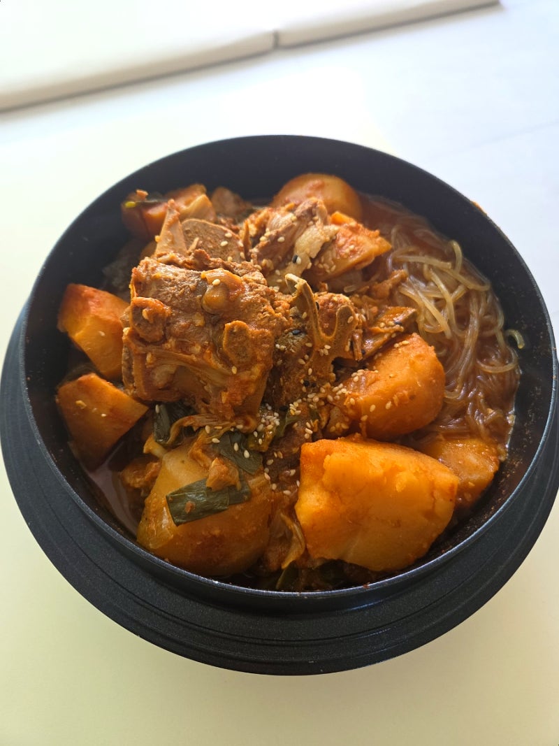 매운 등뼈찜 레시피, 살살 녹는 등뼈에 당면까지 넣으면 존맛탱!