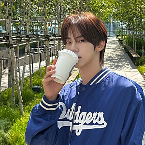 MLB 항공점퍼 개강룩 남자 볼캡 코디 | 투어스 신유 한진 지훈 도훈 영재 경민 화보