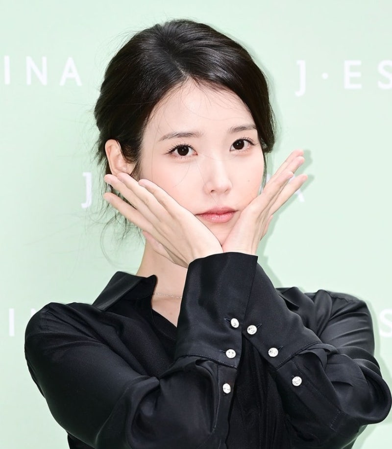 아이유가 경찰복 입고 나타난 진짜 이유, 시점이 절묘했던 세 가지