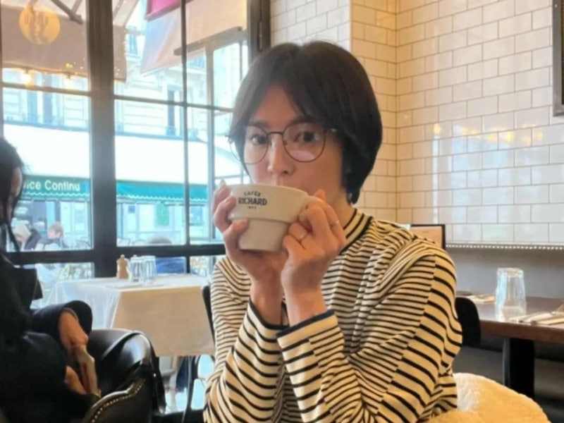 송혜교 단발 또 화제! 브라운 레더재킷→파리 근황, 공유와 ‘천천히 강렬하게’까지