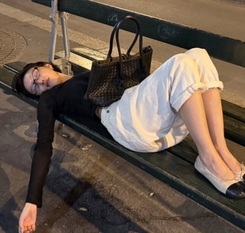 “낮에는 국빈 만찬, 밤에는 벤치에 벌러덩”…화사의 극과 극 파리 일정