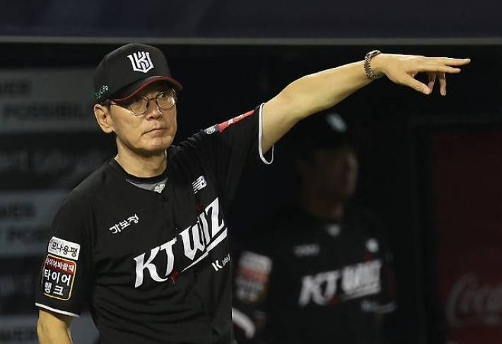 KT 16-3 대승, 삼성 제치고 다시 1위…이강철 감독 600승까지