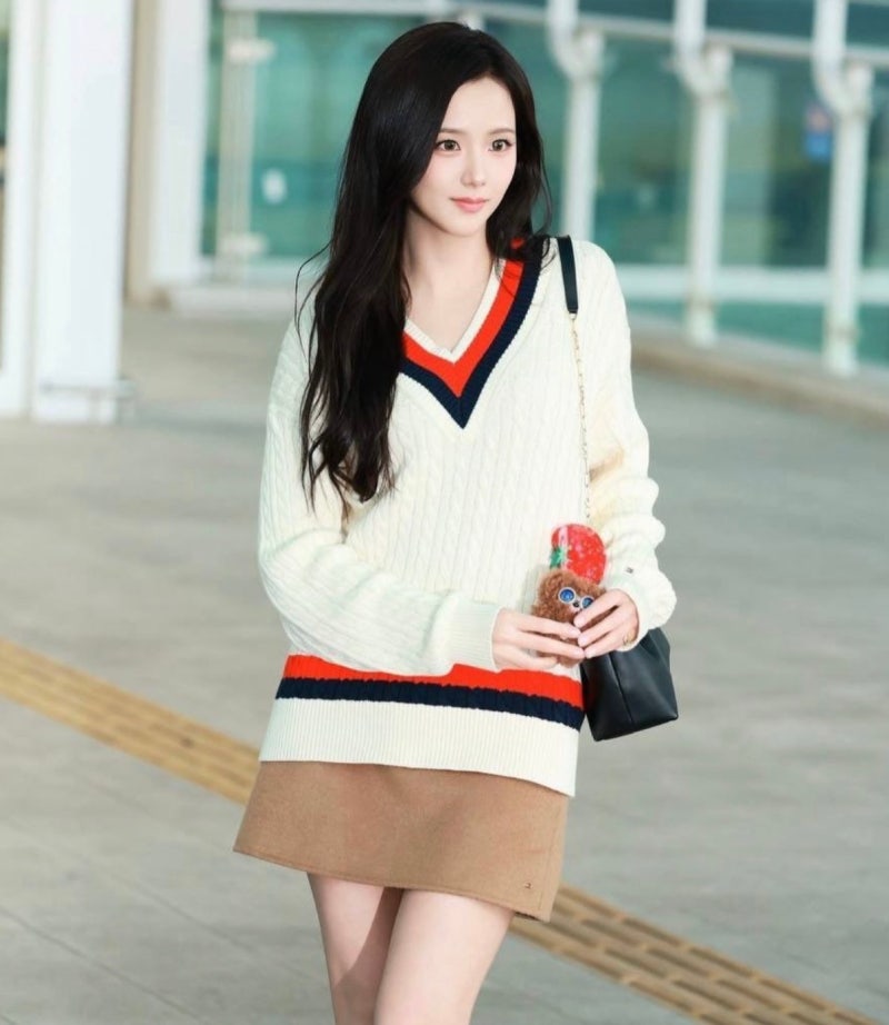 지수 공항패션, 프레피룩에 디올백? 이게 어울리네