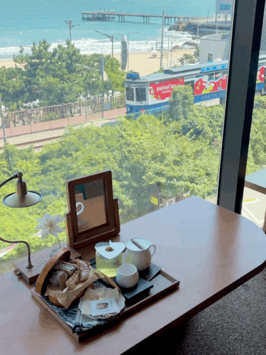 부산 송정 카페 수월경화 | 송정해수욕장 오션뷰와 해변열차가 보이는 전통 찻집
