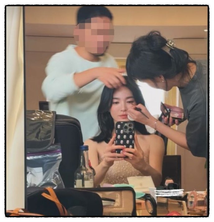 44세 송혜교, 넷플릭스 신작 앞두고 '거울 셀카' 대방출?!