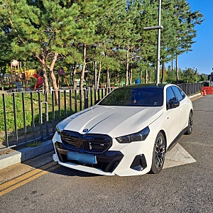 럭셔리 수입 전기차 세단 BMW i5 M60 시승기! 폭발적인 가속 성능과 완벽한 코너링
