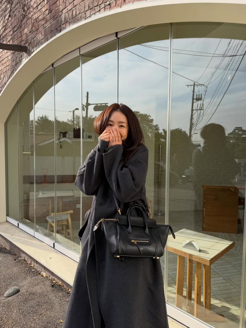 9살 연하랑 사는데… 오히려 남편이 아내 잘 만났다는 최지우, 51세 맞아? 가방은 485만원 셀린....