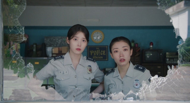 "두 곡 모두 차트 1위" 1년 만에 돌아온 아이유, 국내외 음원 차트 휩쓴 새 싱글