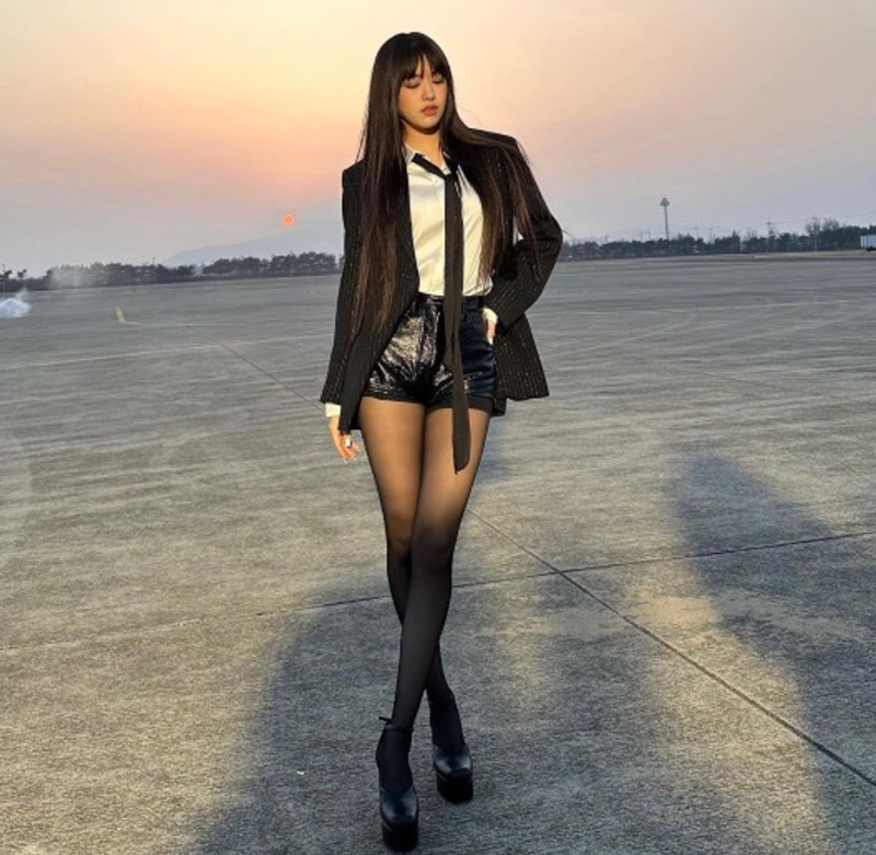 르메르인 줄 알았는데 자라였다고? 173cm 안유진이 선택한 "6만 원대 스커트" 정체