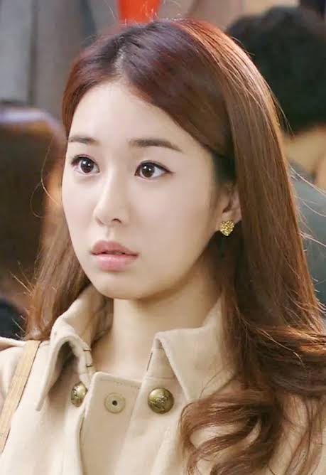 IU Wrote "To Yoo In-na": How Did Their 15-Year Friendship Begin?