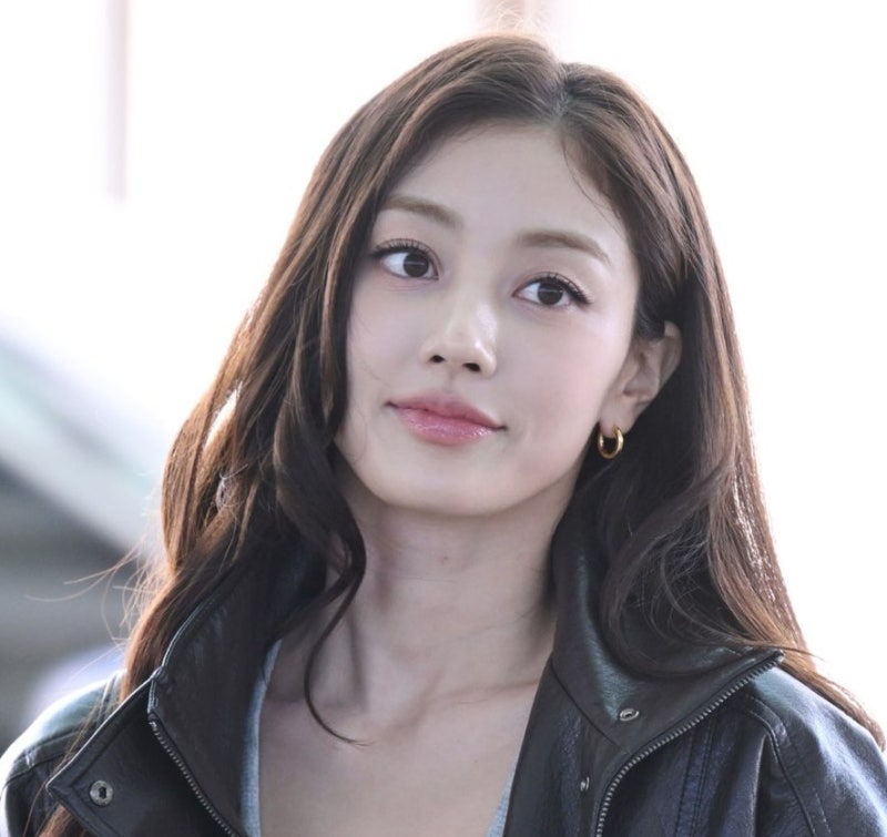 "저게 진짜 33살이라고?" 트와이스 지효가 인천공항에서 보여준 반전 정체