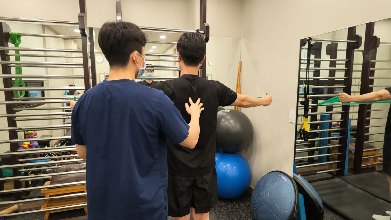 라운드숄더 교정? 말린 어깨 교정하려면 꼭 알아야하는 지식｜성남 PT 포바즈한의원 운동관....