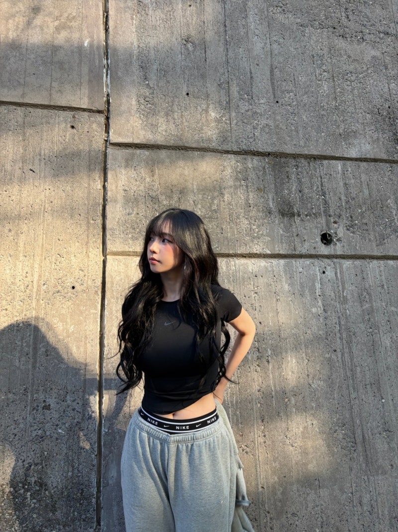 카리나 나이키 공원 캐주얼룩, 회색 후드집업 포인트로 다시 보기