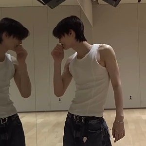 투어스 신유 키 181cm 몸무게 61kg 남자 어깨가 넓어 보이는 이유