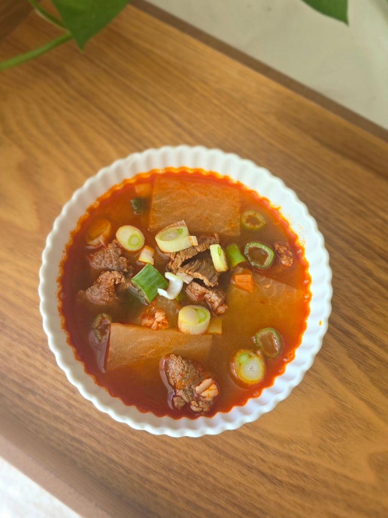 콩나물 없이 칼칼하게 얼큰 소고기 무국 끓이는 법 맵고 진한 소고기국 간단 레시피