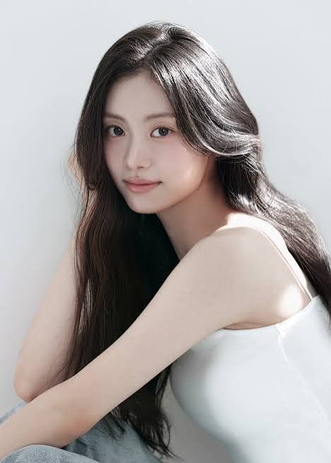 Le Sserafim's Kim Garam: Profile, Age, School, School Bullying Controversy, Reason for Withdrawal, and Current Status Summary