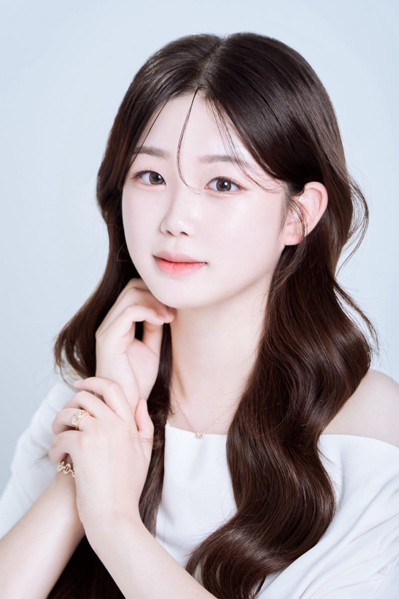 오늘은뮤직 김해점 피아노 강사 연주쌤이 피아노를 연주하는 모습