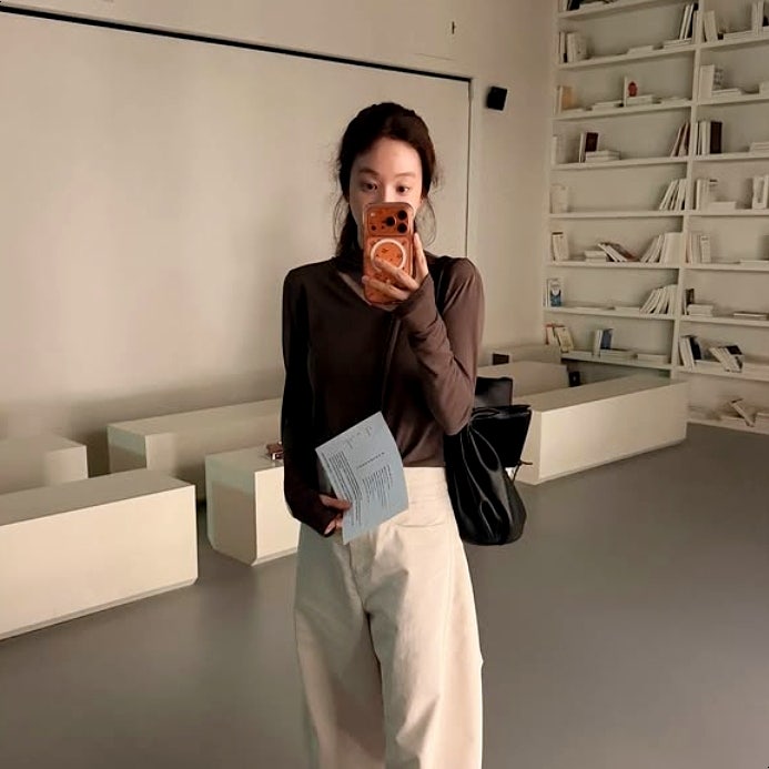 정려원 패션 루에브르 브라운 긴팔티와 블랙 빅백으로 여자 가을 코디