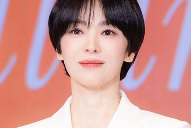 송혜교, 파리서 남사친과 초밀착 공개…어깨에 턱 얹은 흑백 근황