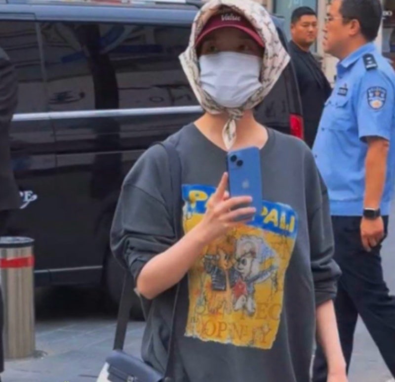 아이유 중국 상하이 길거리 포착, 설마 했는데 진짜 아이유였다