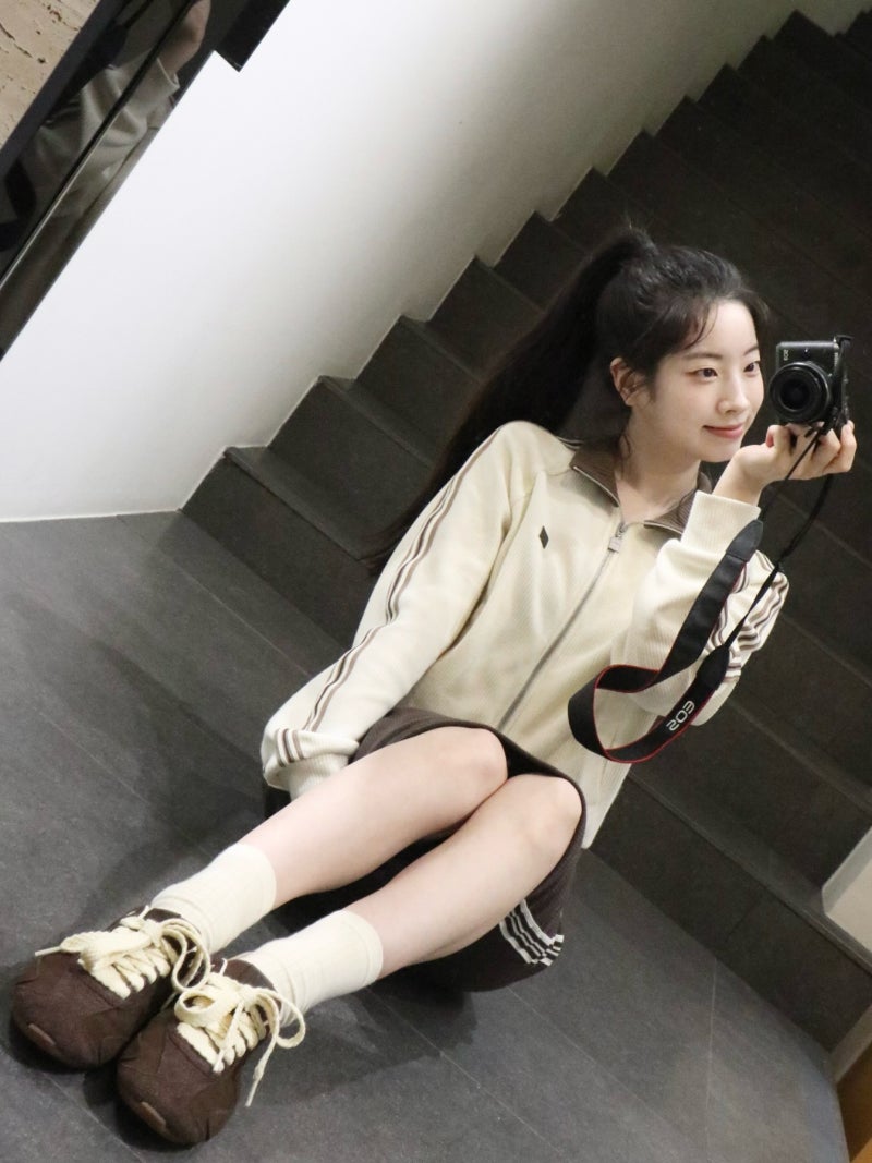 꾸안꾸 여신 트와이스 다현, 청순한 가을 데일리룩에 휠라 스니커즈 더하기