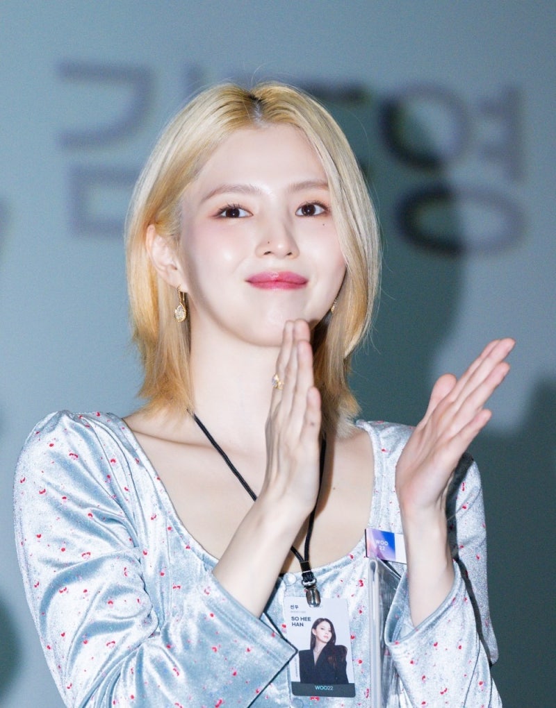 "둘 다 이걸 신었다고?.." 한소희·강민경 사복에 등장한 가을 스니커즈