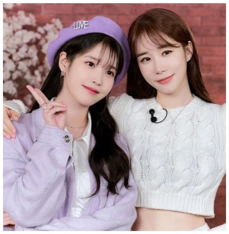 아이유 신곡 소개란에 적힌 단 한마디 유인나, 15년 절친에게 바친 곡의 진짜 반전은 따로 있....