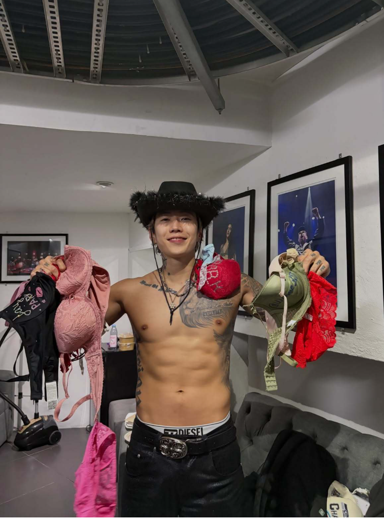 "양손에 여성 속옷 가득?" 박재범, 상의 탈의한 채 무대서 받은 파격 선물 인증… 美 투어 초....
