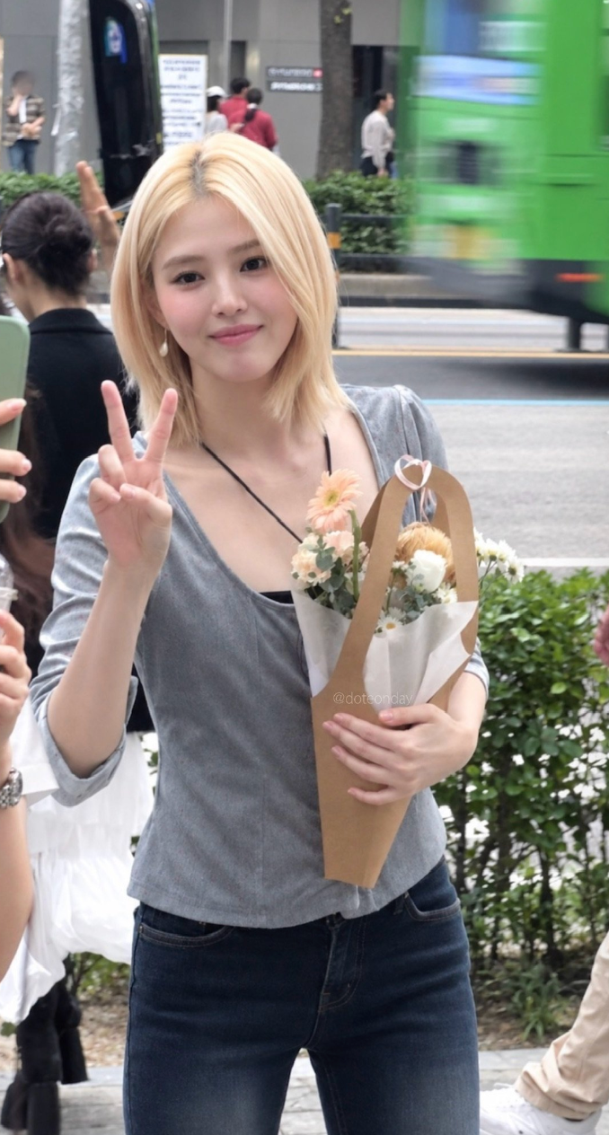 '실물 예쁘다고 난리' 한소희 인턴 무대인사 블라우스