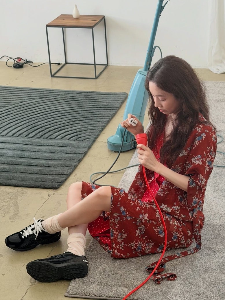 “봄에 신던 운동화인데 왜 또 난리?” 정려원 뉴발란스 204L, 알고 보니 9월 17일에…