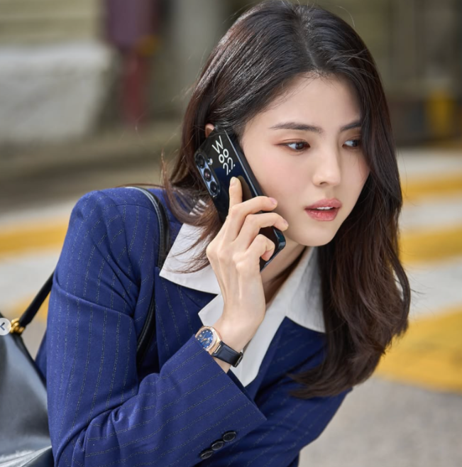 "흰 블라우스에 성긴 니트 하나 입었을 뿐인데 이 정도라고요?" 소름 돋는 이목구비로 명품 ....