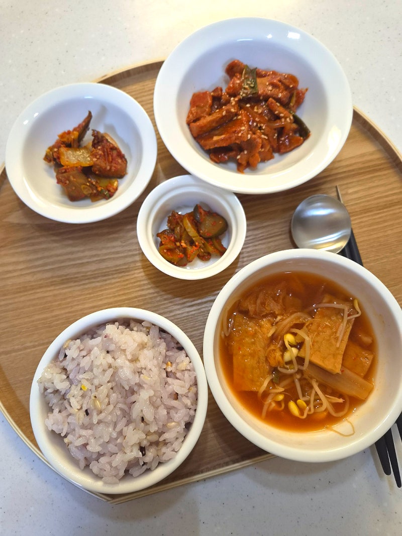 [오늘의 메뉴] 잡곡밥, 김치 콩나물 어묵국, 제육볶음, 가지볶음, 오이지무침