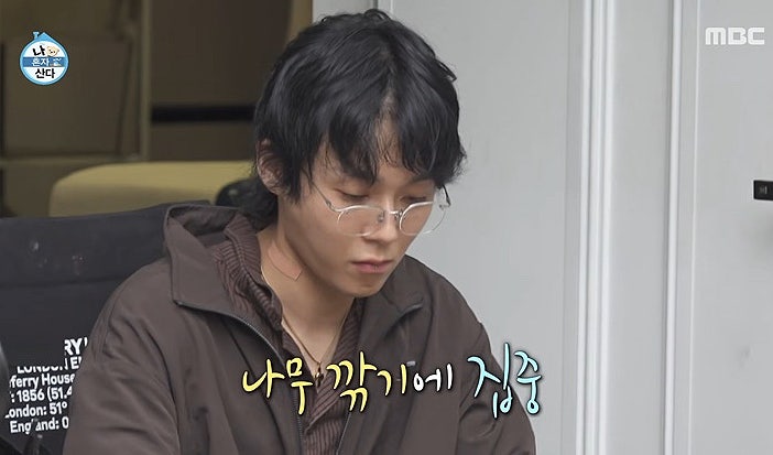 나혼자산다 던이 집에서 내내 쓴 '90만원대 크롬하츠 안경' 정체(셔츠 코디)