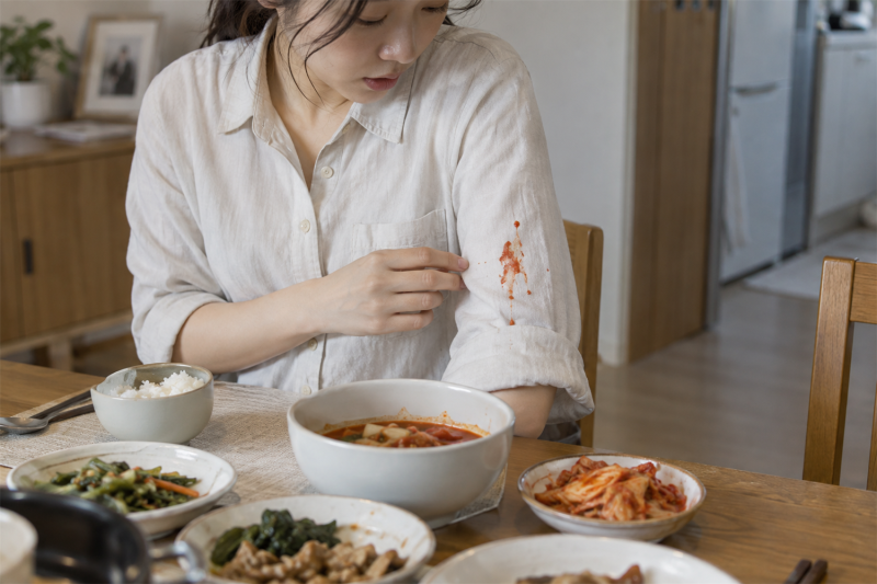 김치국물 얼룩 제거, 옷에 묻었을 때 뜨거운 물 말고 찬물·액체세제 순서