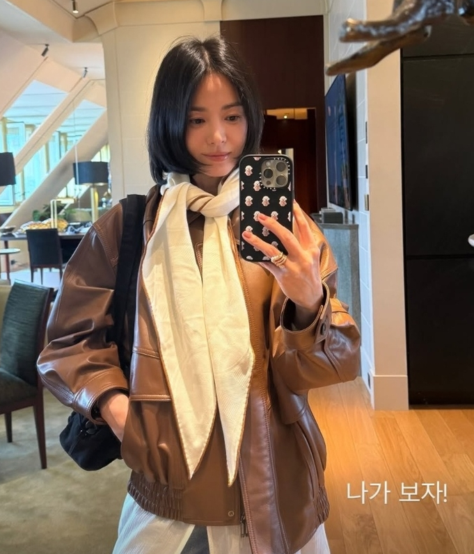 더 글로리 에선 칼같이 차가웠는데.. 단발로 자르고 가죽 재킷 걸친 송혜교의 요즘 사복
