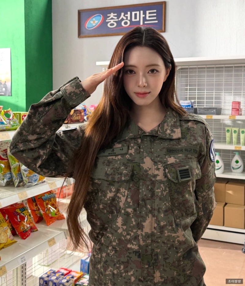 “이 얼굴로 입대했다고?” 군복에 베레모까지 쓴 걸그룹 멤버 정체