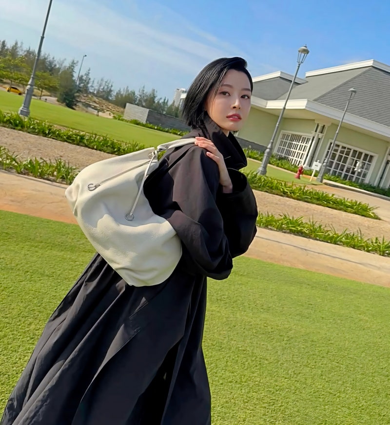 명품백인 줄 알았는데… 데일리로 들기 좋은 권나라 가방