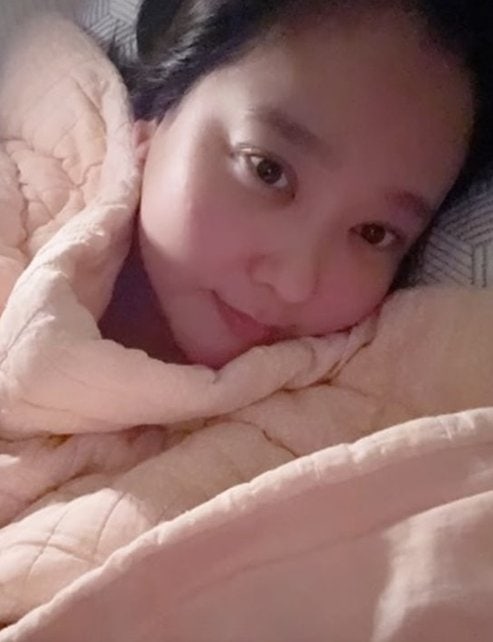 연락 끊긴 지 4년, 다나가 침대에서 올린 사진 한 장에 팬들 술렁인 이유