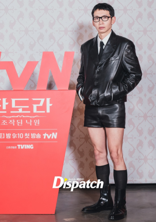 "롱치마 입더니 이번엔 가죽 핫팬츠라고?" 제작발표회 마다할 줄 알았던 배우 봉태규의 파격 ....