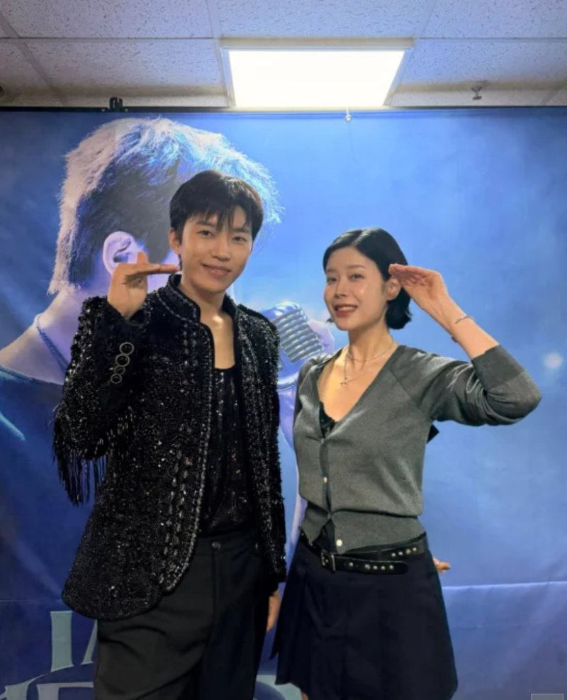 린 임영웅 콘서트 인증샷 공개... 이혼 아픔 딛고 대가수 무대 찾았다