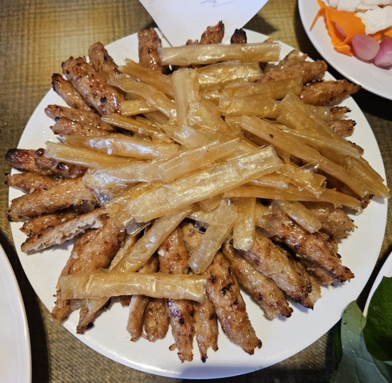 [베트남 달랏] 넴느엉 프엉(Nem nướng Phượng), 달랏 기차역 근처 다진돼지고기구이 맛집 by....