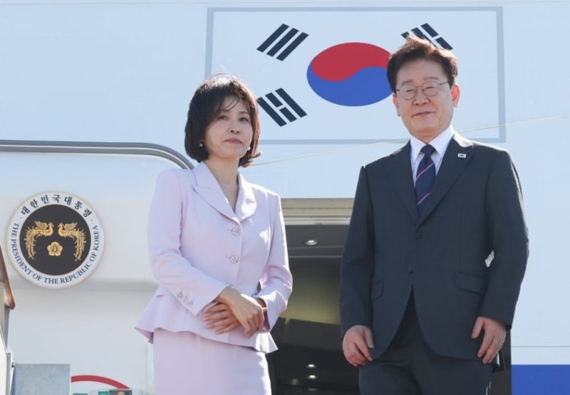 이재명 대통령 지지율 43%, 프랑스에서 "그 말" 안 한 게 더 문제였다