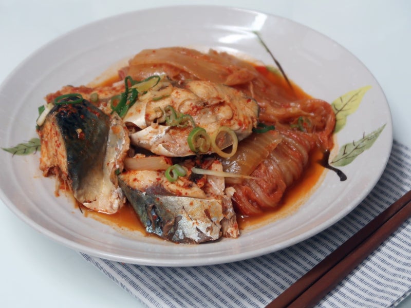 고등어 김치찜 레시피｜비린내 없이 묵은지 푹 익혀 밥 두 공기 부르는 밥도둑 만드는 법