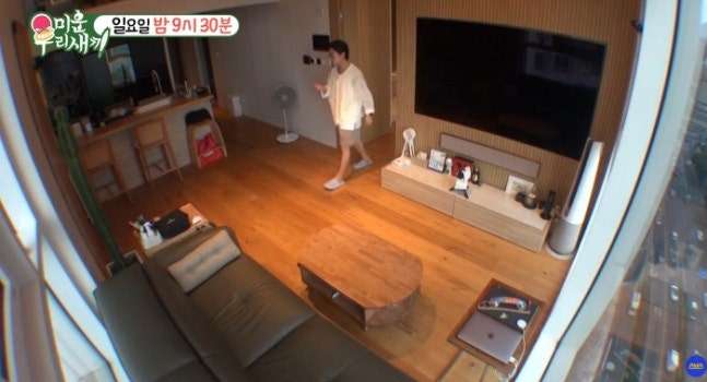 김범수 집 최초 공개…복층 하우스가 호텔급, 화장품 20종에 전용 냉장고까지