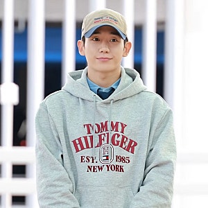 정해인 공항패션 타미힐피거 후드티 정보! 댄디 남친룩 가성비 대체템